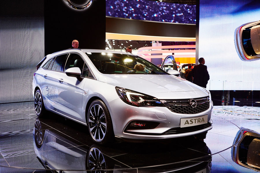 Opel тества новото поколение на Astra комби